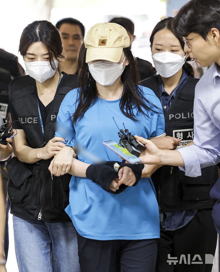 [서울=뉴시스] 정병혁 기자 =서울 관악구 신림동에서 지인을 흉기로 살해한 혐의를 받는 30대 중국인 여성엄모씨가 구속 상태로 재판에 넘겨졌다. 사진은 엄씨가 16일 서울 서초구 서울중앙지방법원에서 열린 영장실질심사(구속 전 피의자 심문)에 출석하는 모습. 2024.08.16. jhope@newsis.com