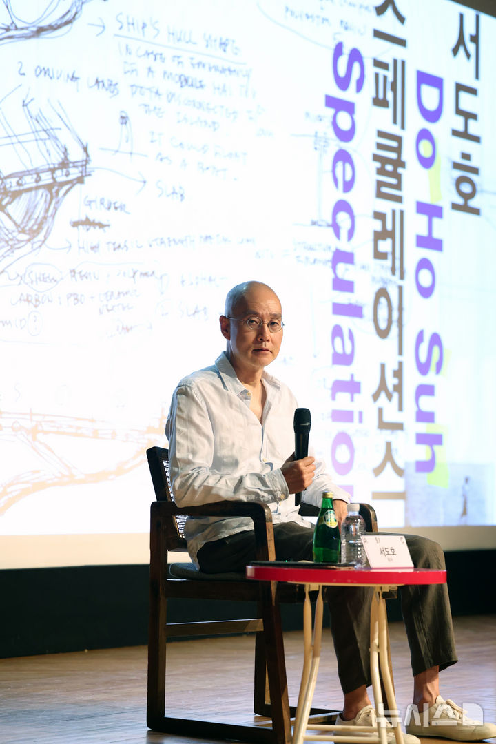 [서울=뉴시스] 박진희 기자 = 서도호 작가가 16일 서울 종로구 아트선재센터에서 개인전 '서도호: 스페큘레이션스' 기자 간담회에서 질문을 듣고 있다. 2024.08.16. pak7130@newsis.com