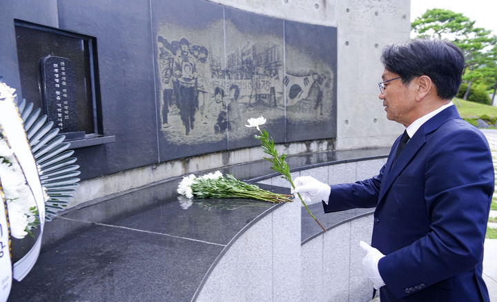 [부산=뉴시스] 강기정 광주시장, 부산민주공원 넋기림마당 참배. (사진=광주시청 제공). photo@newsus.com *재판매 및 DB 금지