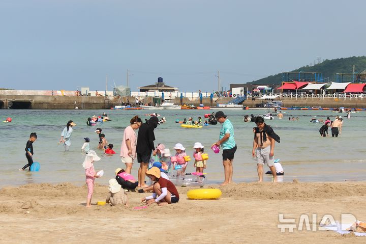 [제주=뉴시스] 양영전 기자 = 낮 최고기온이 30도를 웃돌며 무더운 날씨를 보인 17일 오후 제주시 조천읍 신흥해수욕장을 찾은 피서객들이 즐거운 시간을 보내고 있다. 2024.08.17. 0jeoni@newsis.com 