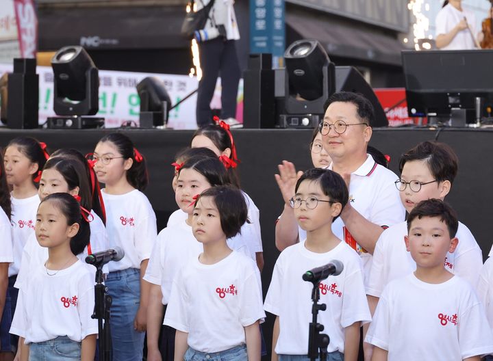 [대전=뉴시스]이장우 대전시장이 17일 0시 축제 폐막식에서 어린이합창단과 함께 내년을 기약하고 있다. 2024. 08. 17 *재판매 및 DB 금지