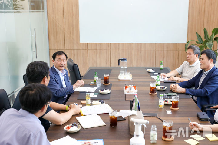 [안산=뉴시스] 박태순 안산시의회 의장(사진 왼쪽 맨 위)이 14일 팔곡산업단지 내 네오팜 그린 본사에서 현장 간담회를 갖고 현안 사항을 논의했다.(사진=안산시의회 제공)2024.08.18.photo@newsis.com