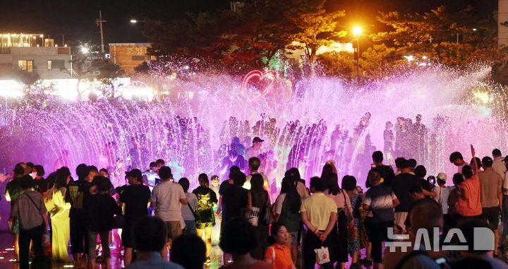 [부산=뉴시스] 하경민 기자 = 지난 17일 밤 부산 사하구 다대포 꿈의 낙조분수를 찾은 시민과 관광객들이 시원한 물놀이를 즐기고 있다. 부산에는 지난달 25일부터 이달 18일까지 24일 연속 열대야 현상이 나타났다. 이는 부산에서 근대적 기상관측이 시작된 1904년 이후 '연속 열대야 일수'로는 역대 최장 기록이라고 부산기상청은 밝혔다. 2024.08.18. yulnetphoto@newsis.com