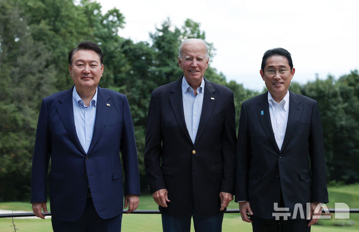 [서울=뉴시스] 조수정 기자 = 윤석열 대통령과 조 바이든 미국 대통령, 기시다 후미오 일본 총리가 18일 캠프데이비드 정상회의 1주년을 맞아 3국 협력과 관련한 공동 성명을 발표했다. 사진은 지난해 18일(현지시각) 윤석열 대통령이 메릴랜드주 미국 대통령 별장 캠프 데이비드에서 열린 한미일 정상 오찬에서 조 바이든 미국 대통령, 기시다 후미오 일본 총리와 기념촬영하는 모습. (사진=뉴시스DB) 2024.08.18. photo@newsis.com