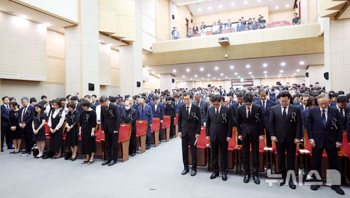 [서울=뉴시스] 추상철 기자 = 우원식 국회의장과 한동훈 국민의힘 대표, 박찬대 더불어민주당 당 대표 직무대행 겸 원내대표 등 여야 지도부와 참석자들이 18일 오전 서울 동작구 국립서울현충원 현충관에서 열린 '김대중 전 대통령 서거 15주기 추도식'에서 묵념을 하고 있다. 2024.08.18. scchoo@newsis.com