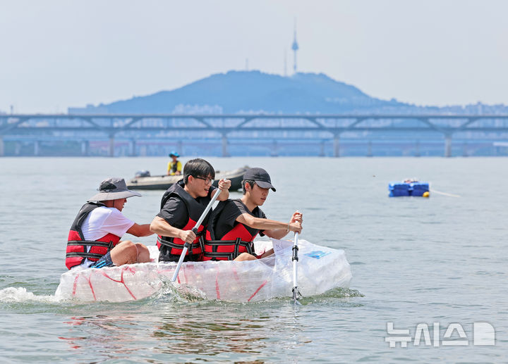 [서울=뉴시스] 김금보 기자 = 18일 오후 서울 송파구 잠실한강공원에서 열린 나만의 한강호 경주대회에서 참가자들이 페트병으로 직접 제작한 배를 타고 노를 젓고 있다. 2024.08.18. kgb@newsis.com