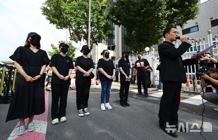 [서울=뉴시스] 황준선 기자 = 신정권 티메프 피해자 연합 비상대책위원장이 18일 오후 서울 종로구 금융위원회가 위치한 정부서울청사 앞에서 티메프 사태 피해자 단체원 주최로 열린 '모두가 예비 피해자, 특별법 제정 요구합니다' 검은우산 집회에서 피해자 연합 비상대책위원회 출범 선언을 하고 있다. 2024.08.18. hwang@newsis.com