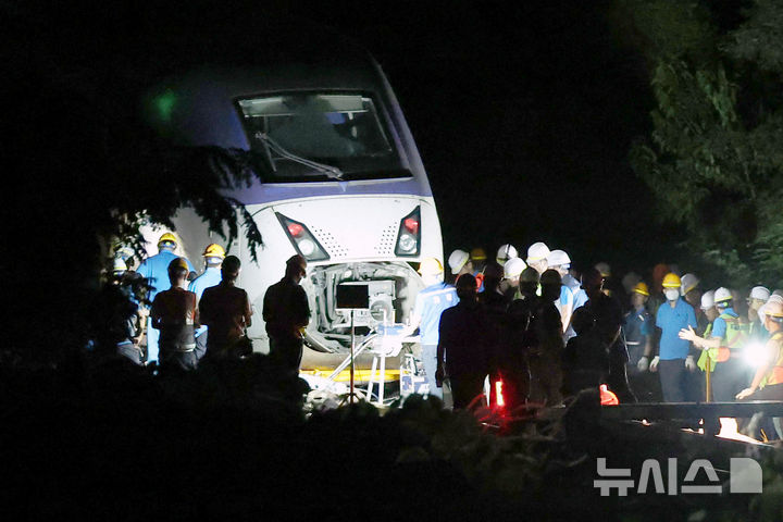 [경산=뉴시스] 이무열 기자 = 18일 오후 경북 경산시 진량읍 일대 경부고속선에서 한국철도공사(코레일) 관계자들이 긴급복구 작업을 하고 있다. 이날 오후 동대구역에서 신경주역을 향하던 경부고속선 서울발 부산행 KTX 열차의 바퀴 1개가 경산시 진량읍 일대에서 궤도를 이탈했다. 2024.08.18. lmy@newsis.com