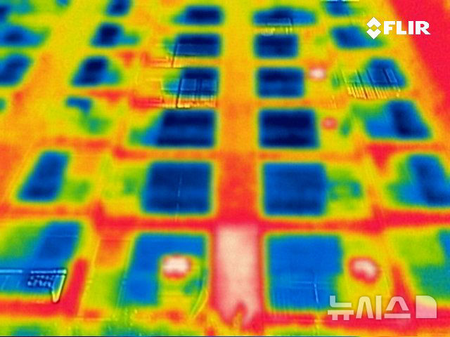 [서울=뉴시스] 황준선 기자 = 서울에 관측 이래 최장 기간 열대야가 지속되고 있는 18일 저녁 열화상 카메라로 바라본 서울 종로구의 한 아파트 모습. 가동 중인 에어컨 실외기들은 붉게, 실내는 푸르게 보이고 있다. 열화상 카메라로 촬영한 사진은 온도가 높을수록 붉은색, 낮을수록 푸른색을 나타낸다. 2024.08.18. hwang@newsis.com