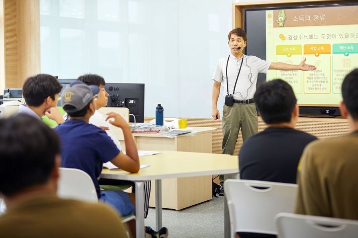 KB증권은 여름방학 기간 동안 결식 우려 아동을 대상으로 도시락을 후원하고 경제금융교육을 실시했다고 19일 밝혔다. (사진=KB증권 제공) photo@newsis.com *재판매 및 DB 금지