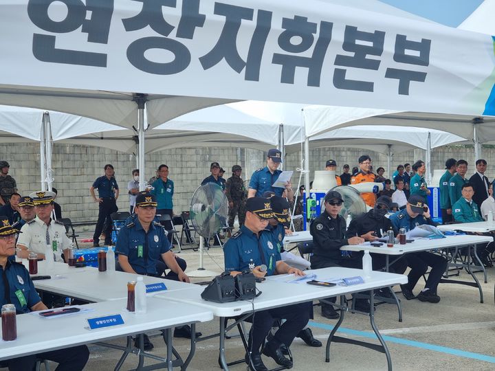 [울산=뉴시스] 박수지 기자 = 정상진 울산경찰청장 19일 울산공항에서 화생방 테러 대응 관계기관 합동훈련을 지휘하고 있다. (사진=울산경찰청 제공) 2024.08.19. photo@newsis.com *재판매 및 DB 금지