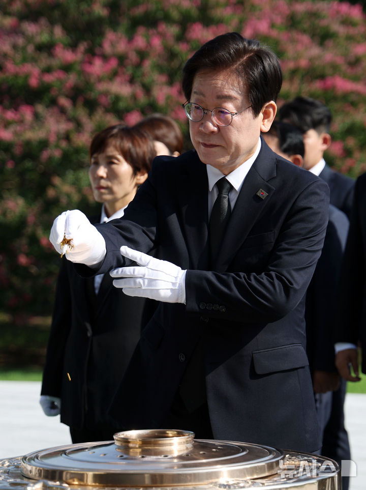 [서울=뉴시스] 홍효식 기자 = 이재명 더불어민주당 대표가 19일 서울 동작구 국립서울현충원을 찾아 분향하고 있다. 2024.08.19. yesphoto@newsis.com