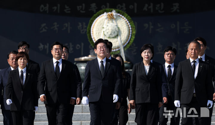 [서울=뉴시스] 홍효식 기자 = 이재명 더불어민주당 대표가 19일 서울 동작구 국립서울현충원을 찾아 참배를 마친 뒤 이동하고 있다. 2024.08.19. yesphoto@newsis.com