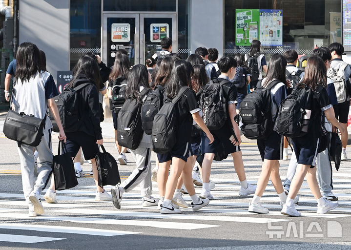 [수원=뉴시스] 김종택 기자 = 경기도내 초 ·중 ·고등학교가 개학한 지난달 19일 경기도 수원시 영통구 망포동에서 학생들이 등교를 하고 있다. 2024.09.04. jtk@newsis.com