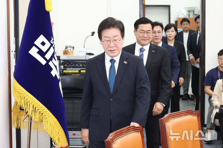 [서울=뉴시스] 고승민 기자 = 더불어민주당 이재명 대표와 박찬대 원내대표, 김민석 등 최고위원들이 지난 19일 서울 여의도 국회에서 열린 최고위원회의에 참석하고 있다. 2024.08.19. kkssmm99@newsis.com