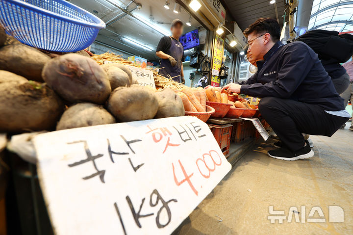 [서울=뉴시스] 전신 기자 = 19일 서울 동대문구 경동시장에서 국립농산물품질관리원 원산지 단속팀이 추석을 앞두고 농수산물 원산지 표시 현황을 점검을 하고 있다. 2024.08.19. photo1006@newsis.com