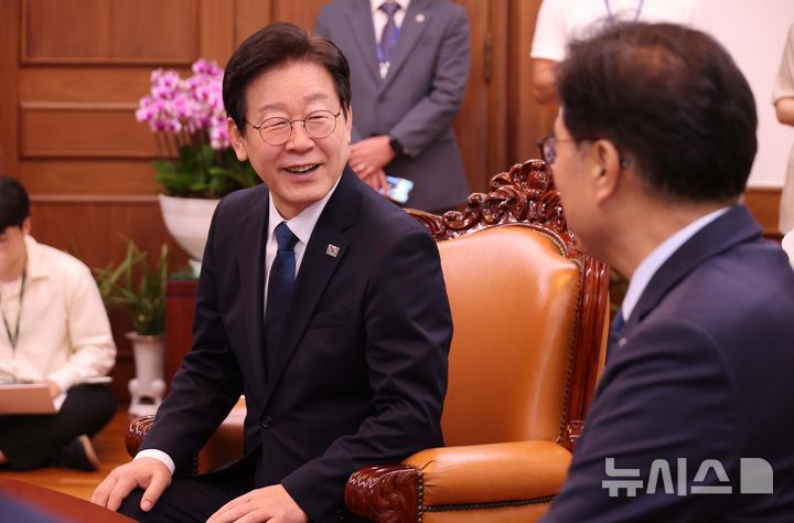 [서울=뉴시스] 권창회 기자 = 이재명 더불어민주당 대표가 19일 오후 서울 여의도 국회에서 우원식 국회의장을 예방하며 환담을 나누고 있다.(공동취재) 2024.08.19. photo@newsis.com