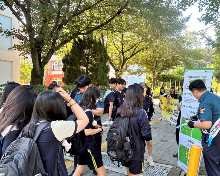 [대구=뉴시스] 대구 강북경찰서는 대구운암중학교에서 학교폭력 및 사이버 도박 예방 합동 캠페인을 실시했다. (사진=대구 강북경찰서 제공) 2024.08.20. photo@newsis.com *재판매 및 DB 금지