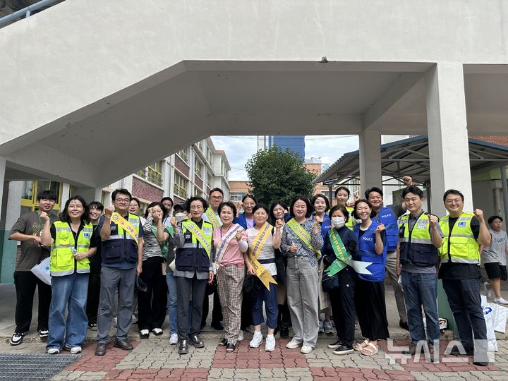 [전주=뉴시스] 전북자치경찰위원회는 20일 전북청소년유해환경감시단과 완산구청, 완산경찰서, 전북청소년유해환경감시단과 함께 청소년 유해환경 개선 활동을 전개했다. 2024.08.20 *재판매 및 DB 금지