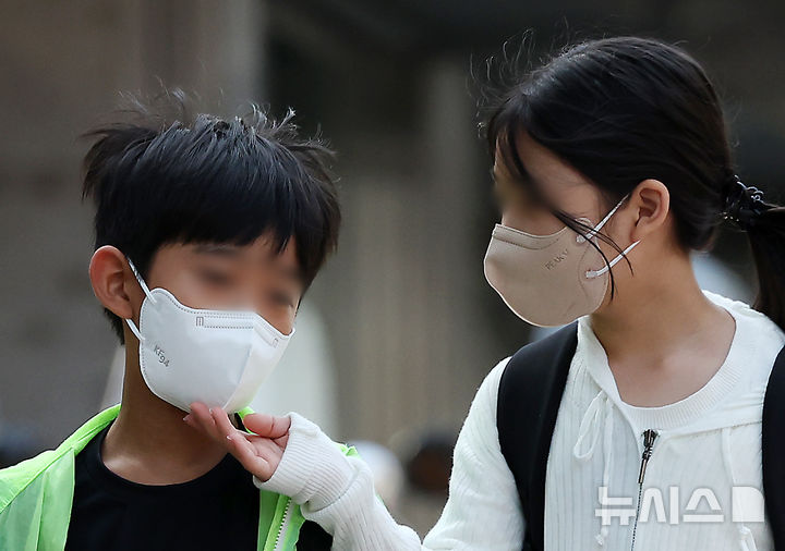 [서울=뉴시스] 김명년 기자 = 이번주 대다수 초·중·고교가 개학을 하면서 코로나 확산이 우려되고 있는 가운데 20일 오전 서울시내 한 초등학교에서 등교하는 아이가 동생의 마스크를 살펴보고 있다. 2024.08.20. kmn@newsis.com