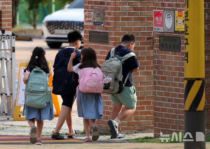 [서울=뉴시스] 김명년 기자 = 2021년부터 3년간 초등학생의 심리가 악화되고 삶의 만족도가 낮아진 것으로 조사됐다. 사진은 등교하는 초등학생들의 모습. 2024.08.20. kmn@newsis.com