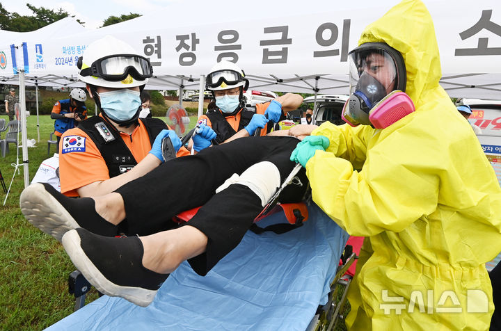 [수원=뉴시스] 김종택 기자 = 20일 경기도 수원시 국토지리원에서 2024년 을지연습 화생방 풍선 테러 대비 민·관·군·경·소방 통합대응훈련이 진행되고 있다. 2024.08.20. jtk@newsis.com