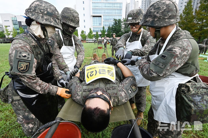 [수원=뉴시스] 김종택 기자 = 20일 경기도 수원시 국토지리원에서 2024년 을지연습 화생방 풍선 테러 대비 민·관·군·경·소방 통합대응훈련이 진행되고 있다. 2024.08.20. jtk@newsis.com