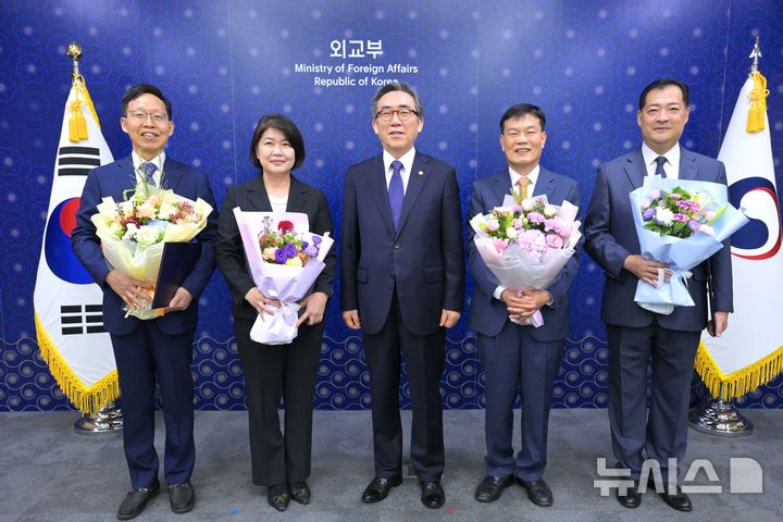 [서울=뉴시스] 조태열 외교부 장관은 21일 신규 임명된 총영사 4명에 대한 임명장 전수식을 가진 뒤 기념촬영을 하고 있다. (사진= 외교부 제공)