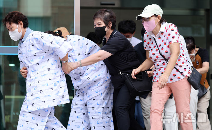 [대구=뉴시스] 이무열 기자 = 21일 대구 달서구 계명대학교 동산병원에서 열린 ‘2024 을지연습 적 폭발물 테러에 따른 화재 대피훈련’에서 참가자들이 테러로 인한 화재 상황에서 대피하는 훈련을 하고 있다. 2024.8.21. lmy@newsis.com