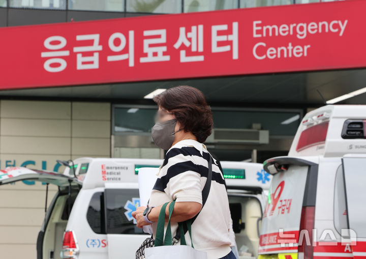 [서울=뉴시스] 황준선 기자 = 보건복지부와 소방청이 26일 오후 응급의료체계 유지를 위한 긴급 간담회를 개최했다. 사진은 지난 21일 서울 시내 한 대학병원 응급실에 마스크를 쓴 내원객이 발걸음을 옮기고 있는 모습. 2024.08.21. hwang@newsis.com