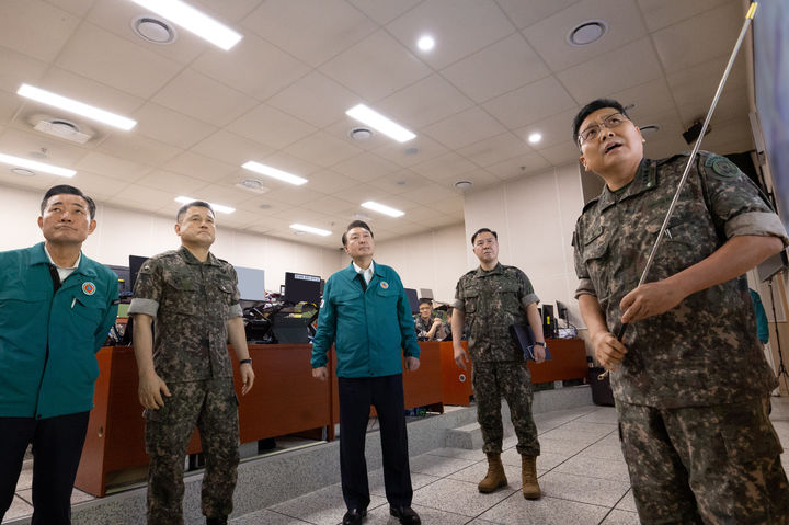 [서울=뉴시스] 조수정 기자 = 윤석열 대통령이 을지 자유의 방패(UFS, Ulchi Freedom Shield) 연습 3일 차인 21일 육군 지상작전사령부 대화력전수행본부를 방문해 권대원 대화력전수행본부장으로부터 우리 군의 대화력전 수행체계에 대해 보고를 받고 있다. (사진=대통령실 제공) 2024.08.21. photo@newsis.com *재판매 및 DB 금지