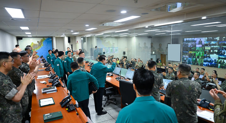 [서울=뉴시스] 조수정 기자 = 윤석열 대통령이 을지 자유의 방패(UFS, Ulchi Freedom Shield) 연습 3일 차인 21일 육군 지상작전사령부 전투작전본부 작전상황실에 입장해 주먹을 불끈 쥐어보이며 한미 장병들을 격려하고 있다. (사진=대통령실 제공) 2024.08.21. photo@newsis.com *재판매 및 DB 금지