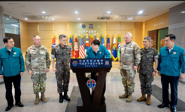 [서울=뉴시스] 조수정 기자 = 윤석열 대통령이 을지 자유의 방패(UFS, Ulchi Freedom Shield) 연습 3일 차인 21일 육군 지상작전사령부를 방문해 방명록을 작성하고 있다. 방명록에는 '전장의 중심, 통일의 선봉! 지상작전사령부 장병 여러분이 자랑스럽고 든든합니다'라고 적었다. 왼쪽부터 인성환 안보2차장, 크리스토퍼 라네브 미8군사령관, 손식 지상작전사령관, 윤 대통령, 폴 라캐머라 한미연합군사령관, 강신철 한미연합군부사령관, 신원식 국가안보실장.(사진=대통령실 제공) 2024.08.21. photo@newsis.com *재판매 및 DB 금지