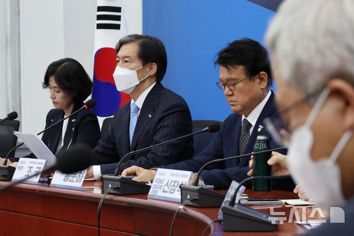 [서울=뉴시스] 조성우 기자 = 조국(왼쪽 두 번째) 조국혁신당 대표가 22일 오전 서울 여의도 국회에서 열린 '3년은 너무 길다' 특별위원회(탄추위) 회의에서 발언하고 있다.조 대표는 전날(22일) 코로나19 확진 판정을 받은 이재명 더불어민주당 대표를 만났다. 2024.08.22. xconfind@newsis.com