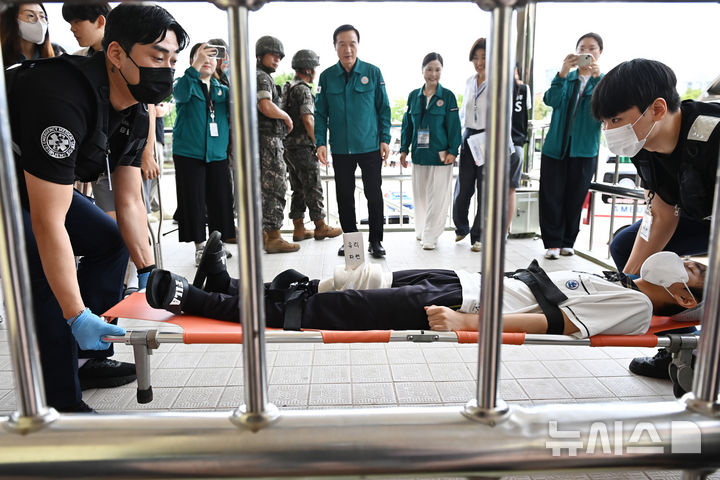 [수원=뉴시스] 김종택 기자 = 22일 경기도 수원시 영일중학교에서 '2024년 을지연습 학교 테러 대피훈련'이 진행되고 있다. 2024.08.22. jtk@newsis.com