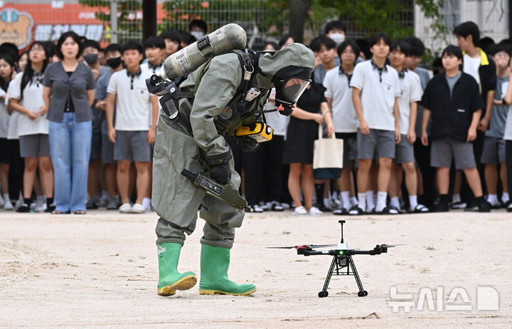 [수원=뉴시스] 김종택 기자 = 22일 경기도 수원시 영일중학교에서 '2024년 을지연습 학교 테러 대피훈련'이 진행되고 있다. 2024.08.22. jtk@newsis.com