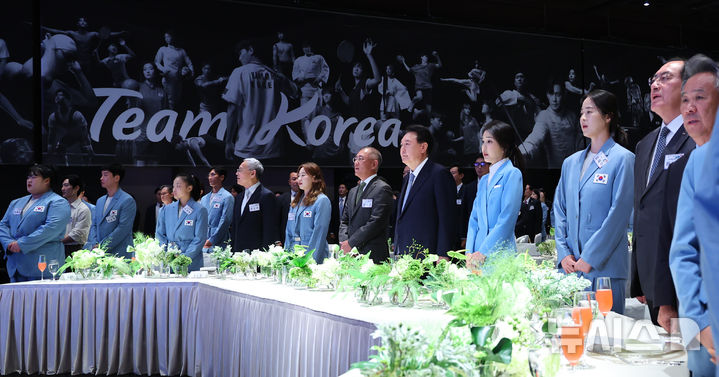 [서울=뉴시스] 최진석 기자 = 윤석열 대통령과 부인 김건희 여사, 대한양궁협회장인 정의선 현대자동차그룹 회장 등이 22일 서울 한 호텔에서 열린 2024 파리올림픽 선수단 격려 행사에서 애국가 제창을 하고 있다. 오른쪽부터 이기흥 대한체육회장, 1984년 LA올림픽 유도 금메달리스트 하형주, 태권도 오혜리 코치, 김 여사, 윤 대통령, 정의선 회장, 핸드볼 송지영 선수, 유인촌 문화체육관광부 장관, 스포츠클라이밍 서채현 선수, 한순철 복싱 코치, 역도 박혜정 선수. 2024.08.22. myjs@newsis.com