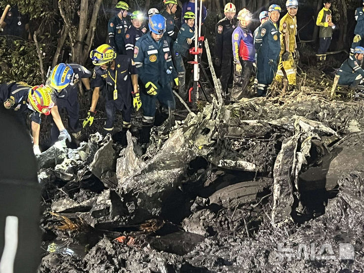 [차층사오=AP/뉴시스] 22일(현지시각) 태국 차층사오주에서 구조대원들이 추락한 소형 여객기 사고를 수습 중이다. 사진은 차층사오 홍보실 제공. 2024.08.23.