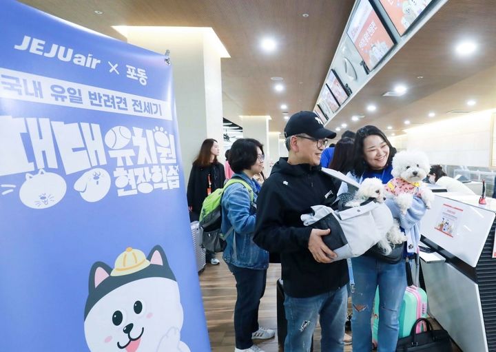 [서울=뉴시스] 지난 4월 '포동 전세기' 탑승객이 김포공항 국내선 카운터에서 탑승 수속을 밟고 있다. (사진=LG유플러스 제공) photo@newsis.com *재판매 및 DB 금지