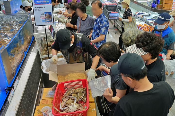 22일 서울시 송파구에 위치한 롯데마트 제타플렉스 잠실점 수산코너에서 '서해안 햇꽃게'를 구매하는 고객들의 모습. (사진=롯데마트 제공) *재판매 및 DB 금지