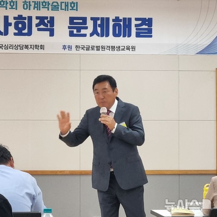 [고흥=뉴시스]특강하는 석호현 전 한국유치원총연합회 이사장