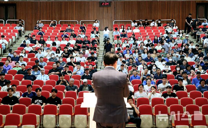 [안양=뉴시스] 안양시가 24일 전 직원을 대상으로 4대 폭력 예방 교육을 진행한 가운데 최대호 시장이 인사말을 하고 있다. (사진=안양시 제공). *재판매 및 DB 금지