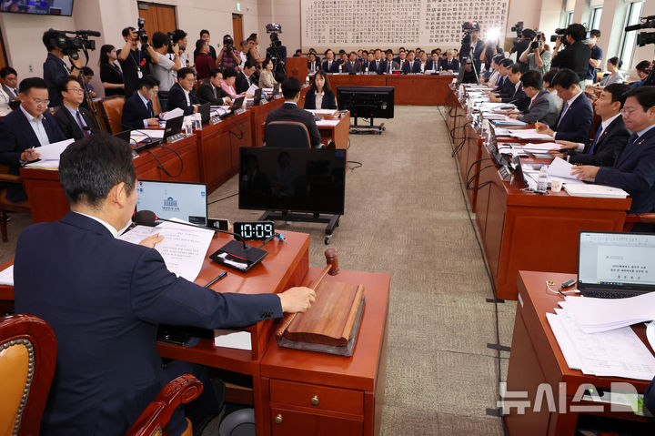 [서울=뉴시스] 조성우 기자 = 23일 오전 서울 여의도 국회에서 열린 법제사법위원회 전체회의에서 정청래 위원장이 심우정 검찰총장 후보자 인사청문회 실시 계획서 채택의 건을 의결하며 의사봉을 두드리고 있다. 2024.08.23. xconfind@newsis.com