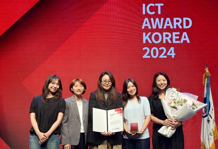 [서울=뉴시스] LG유플러스가 디지털 콘텐츠 채널 '유잼'으로 'ICT 어워드 코리아 2024' 디지털 콘텐츠·마케팅 분야 금상을 받았다고 25일 밝혔다. 왼쪽부터 LG유플러스 디지털커뮤니케이션팀 윤지혜 선임, 이미소 사원, 이명연 책임, 김윤지 사원, 구수진 팀장 (사진=LG유플러스 제공) *재판매 및 DB 금지