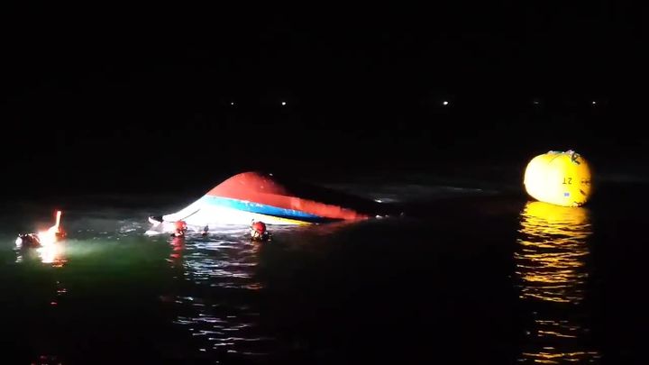 [부안=뉴시스] 전북 부안군 격포항 앞바다서 조업 중이던 어선이 전복됐지만 인근 어선의 도움으로 승선원들이 전원 구조됐다. (사진=부안해양경찰서 제공) 2024.08.25. photo@newsis.com *재판매 및 DB 금지