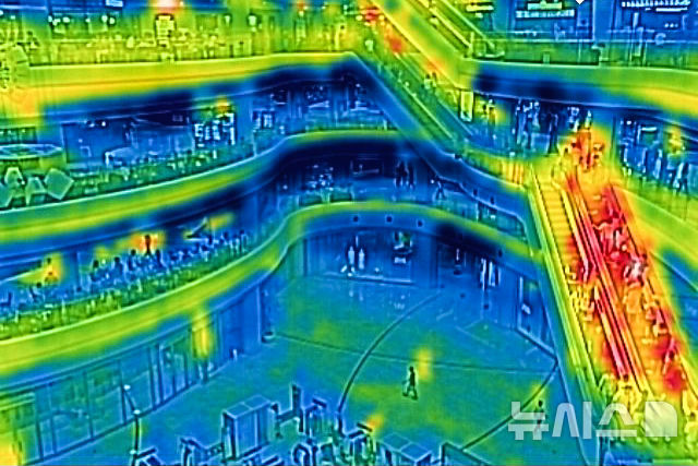 [서울=뉴시스] 김근수 기자 = 폭염 날씨가 계속되는 25일 서울 시내의 한 대형 쇼핑몰이 시민들로 붐비고 있다.  열화상 카메라로 촬영한 사진은 온도가 높을수록 붉은색, 낮을수록 푸른색을 나타낸다. 2024.08.25. ks@newsis.com