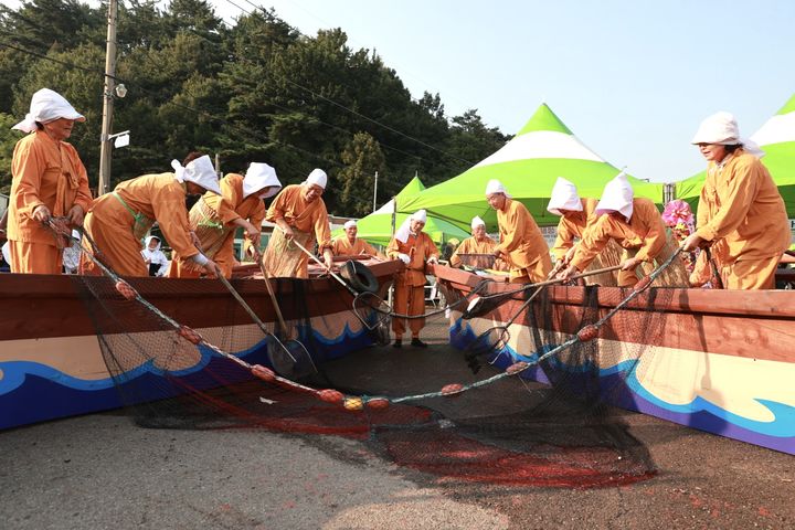 [광양=뉴시스] 전남 광양시 망덕포구에서 제23회 광양전어축제가 열린 가운데 전어잡이 소리 시연회가 열리고 있다. (사진=광양시 제공) 2024.08.26. photo@newsis.com *재판매 및 DB 금지