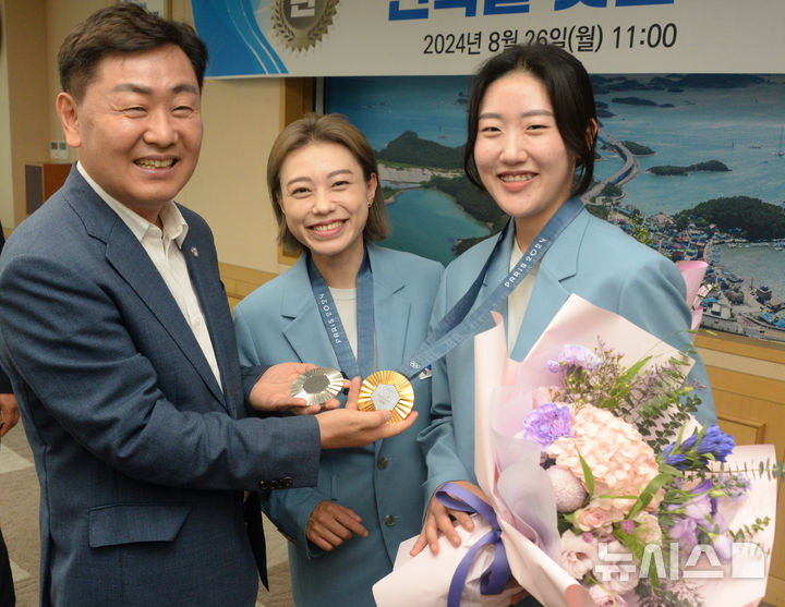 [전주=뉴시스] 김얼 기자 = 김관영 전북특별자치도 도지사가 26일 전북 전주시 전북특별자치도청 회의실에 '2024 파리올림픽 사격 부분'에서 메달을 획득한 선수들를 초청해 격려하며 담소를 나누고 있다. 왼쪽부터 김관영 전북도지사, 10m 공기권총 은메달리스트 김예지, 25m 권총 금메달리스트 양지인. 2024.08.26. pmkeul@newsis.com