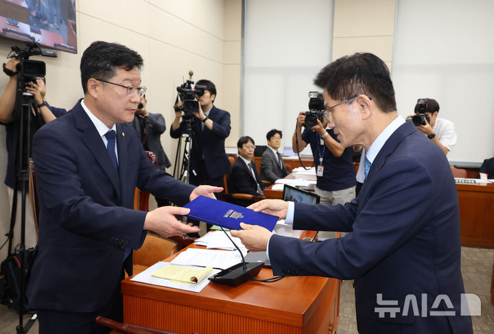 [서울=뉴시스] 고승민 기자 = 김문수 고용노동부 장관 후보자가 26일 서울 여의도 국회에서 열린 제2차 환경노동위원회 국무위원 후보자 인사청문회에서 선서문을 안호영 환노위원장에게 전달하고 있다. 2024.08.26. kkssmm99@newsis.com