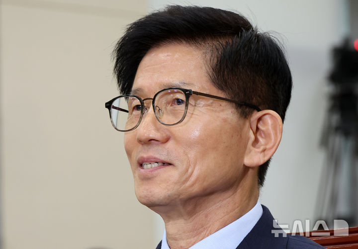 [서울=뉴시스] 조성우 기자 = 김문수 고용노동부 장관 후보자가 26일 오전 서울 여의도 국회에서 열린 환경노동위원회의 인사청문회에서 잠시 미소짓고 있다. 2024.08.26. xconfind@newsis.com